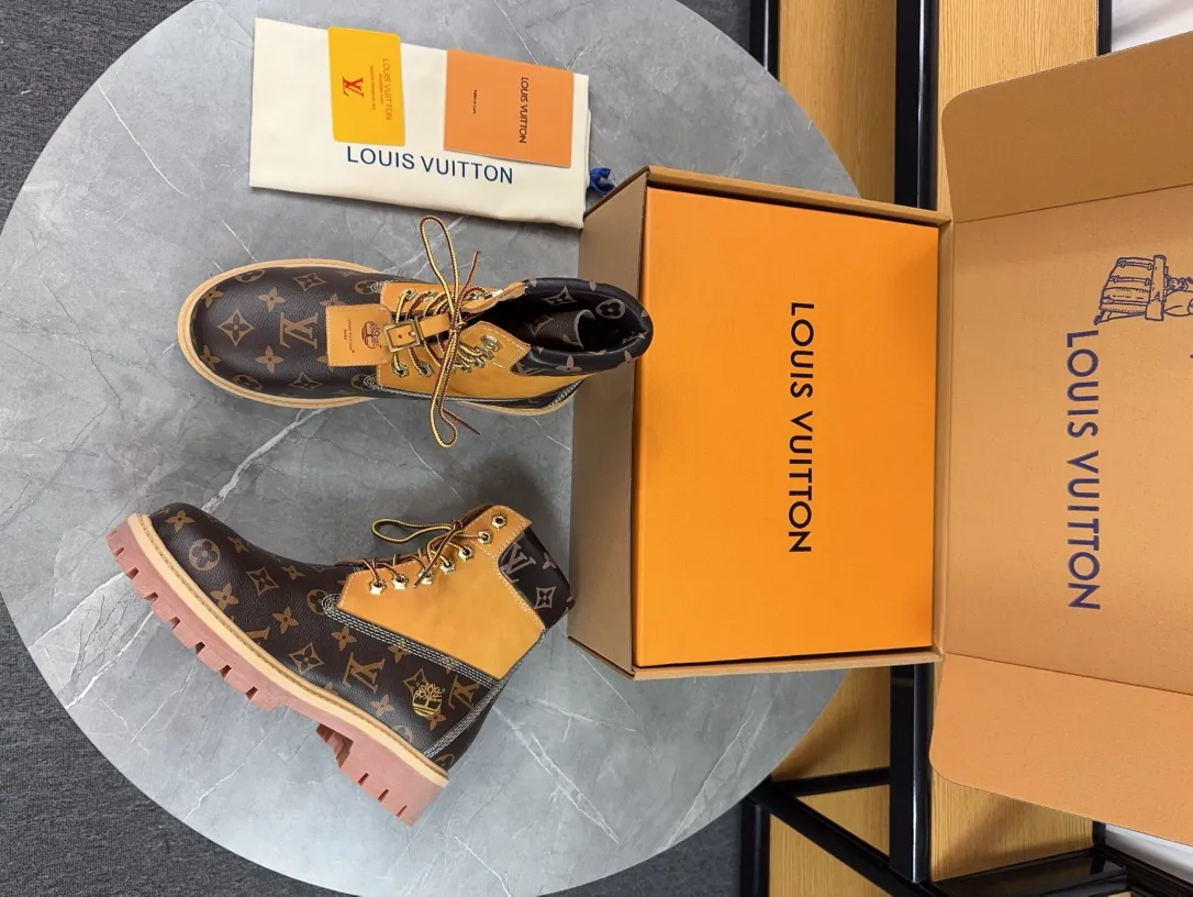 Couple model 💰700 ❤️Top version: Couple model LV x Timberland Timberland joint model Presbyopia Embossed Rhubarb boots Ankle boots Short boots LV x Timberland ankle boots are made of Monogram embossed waterproof nubuck cow leather, relying on the brand's exquisite craftsmanship to carefully reshape the classic Timberland 6-inch boot shape in Italy, and make an eye-catching appearance in 2024 created by Pharrell Williams with American workwear style Autumn and winter menswear show. Monogram embossed tongue, original Timberland laces and outsole are exquisite details, and the leather label expresses the cooperation logo. Exquisite packaging at the delivery counter🛍📦 ▪️Material: Original customized imported first-layer cowhide ▪️Inner lining: Original customized leather lining/mesh lining ▪️Outsole: Original molded anti-slip rubber material ▪️Sole thickness: 3.5CM ▪️Size: Women's 35-40 Men's 39-46